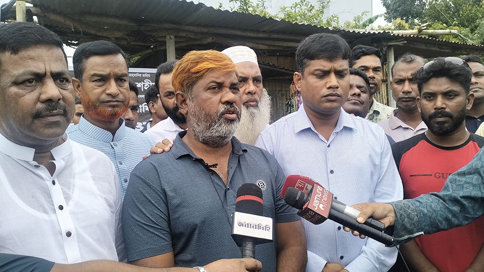 স্মৃতিফলকে যুবদল নেতা না লিখে ‘শ্রমজীবী’ লেখায় প্রতিবাদ