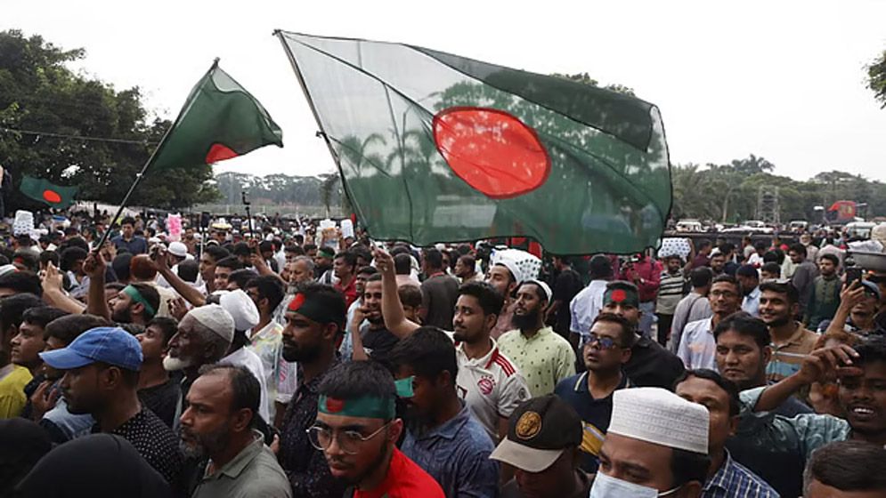 বৃষ্টি উপেক্ষা করে মানিক মিয়াতে মানুষের ঢল