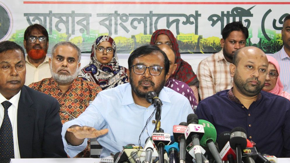 স্পষ্ট দেখতে পাচ্ছি সবাই ওয়ান-ইলেভেনের দিকে রওয়ানা হয়েছি