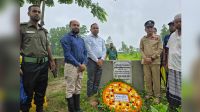 শহীদ সাদিকের কবরে পুষ্পস্তবক অর্পণ