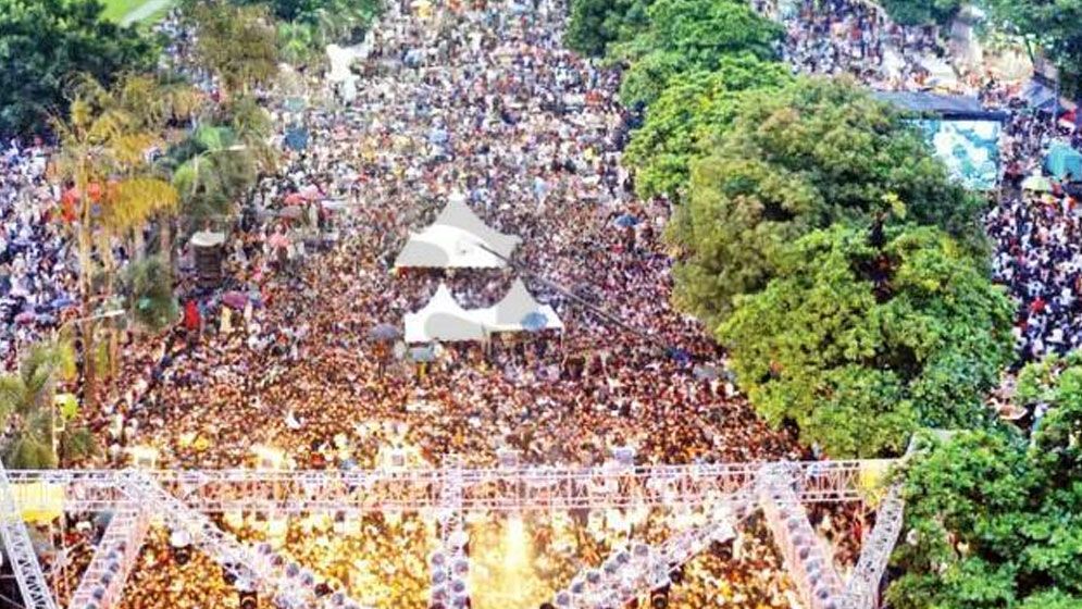 বৃষ্টি উপেক্ষা করে মানিক মিয়ায় মানুষের ঢল