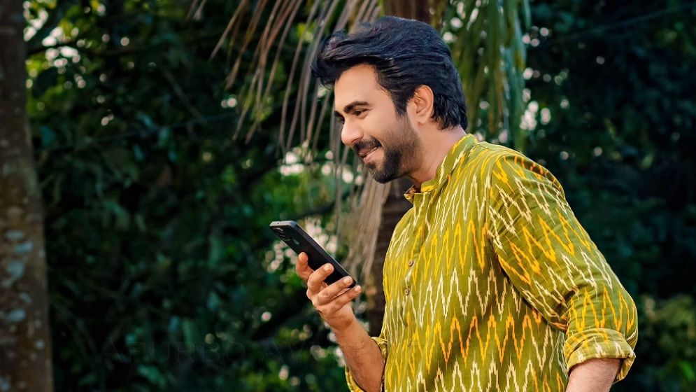 দেশে ফিরে ছেলেকে চমকে দিলেন অপূর্ব