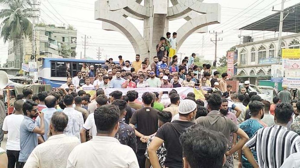 পিকনিকের লঞ্চে হামলায় ঢাকা-সিলেট সড়ক অবরোধ