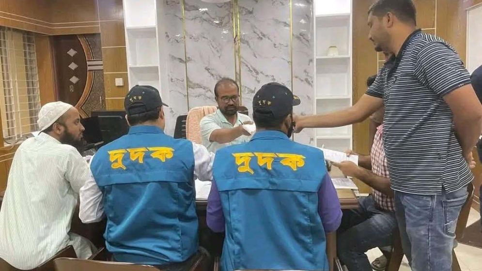 ছবি-দুর্নীতি দমন কমিশন (দুদক) অনিয়ম-দুর্নীতির অভিযোগ খতিয়ে দেখতে পাউবোতে অভিযান পরিচালনা করে।