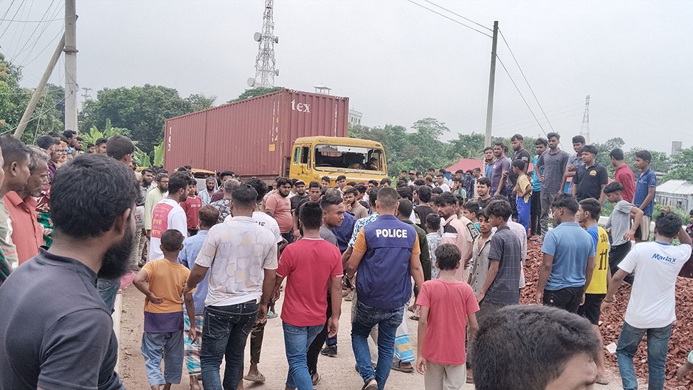 গজারিয়ায় ট্রাকের ধাক্কায় দেয়াল ধসে নিহত ১