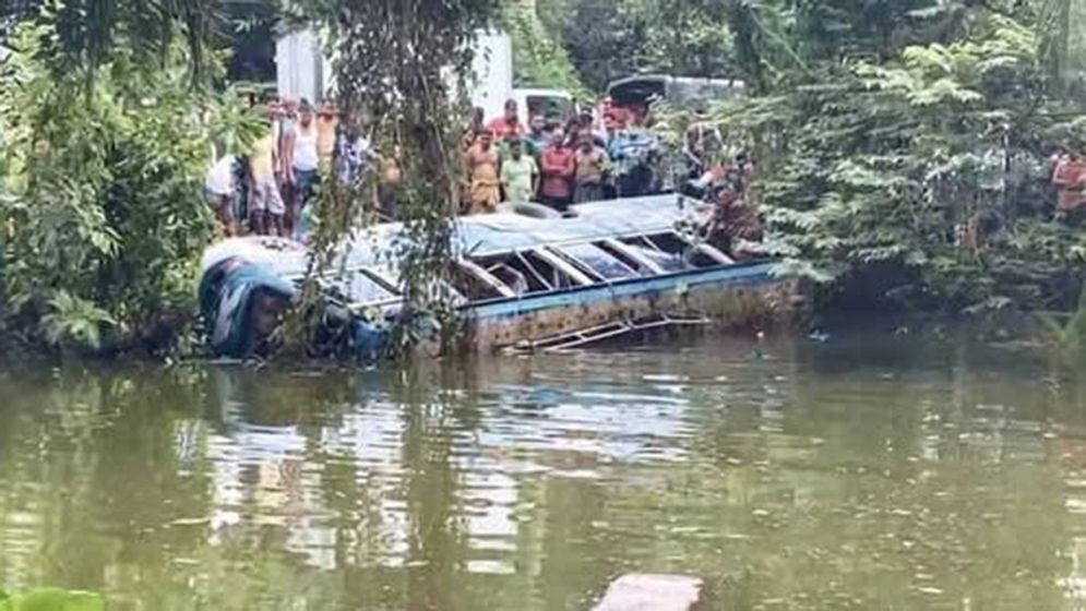 বাস উল্টে পড়ল পুকুরে, ৩ মাসের শিশু নিহত আহত ২০
