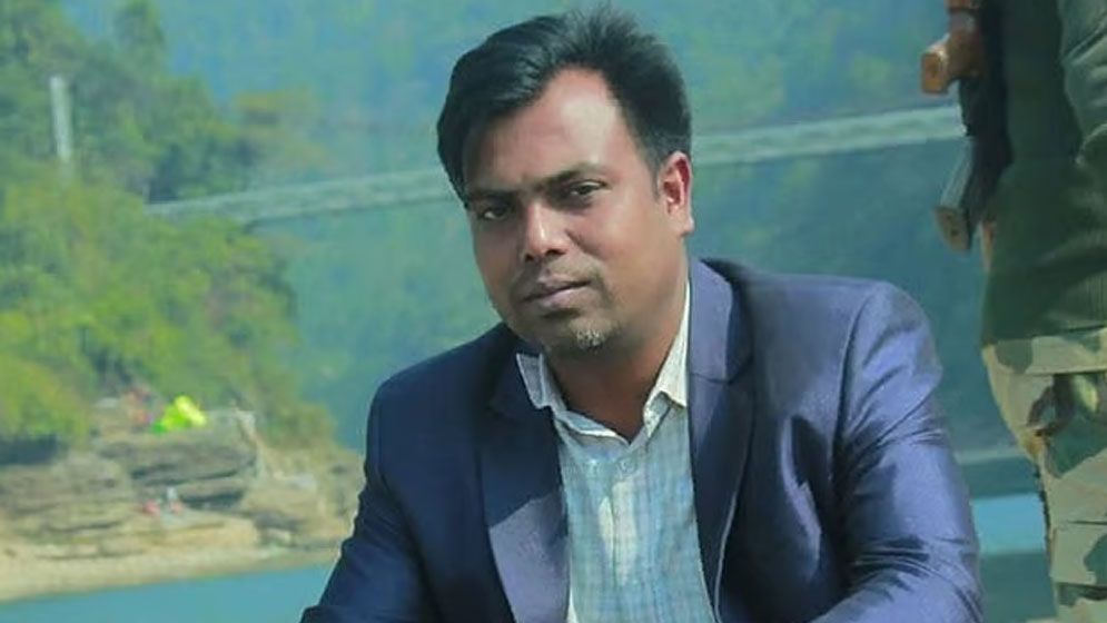 গাজীপুরে সংবাদকর্মীকে প্রকাশ্যে কুপিয়ে হত্যা