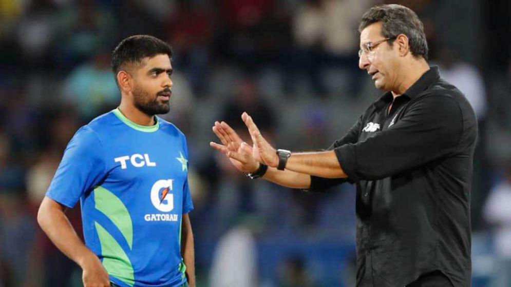 বাবরকে দলে ফেরানোর পরামর্শ ওয়াসিম আকরামের