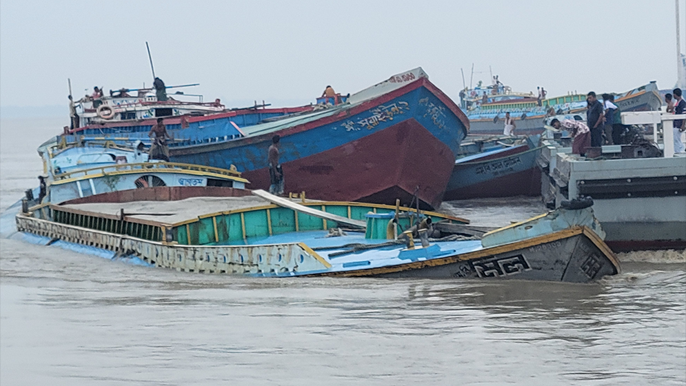 পন্টুনের ধাক্কায় পদ্মায় ডুবে গেল ট্রলার, অল্পে রক্ষা চাচা-ভাতিজার