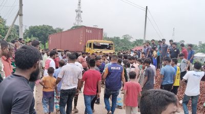 গজারিয়ায় ট্রাকের ধাক্কায় দেয়াল ধসে নিহত ১