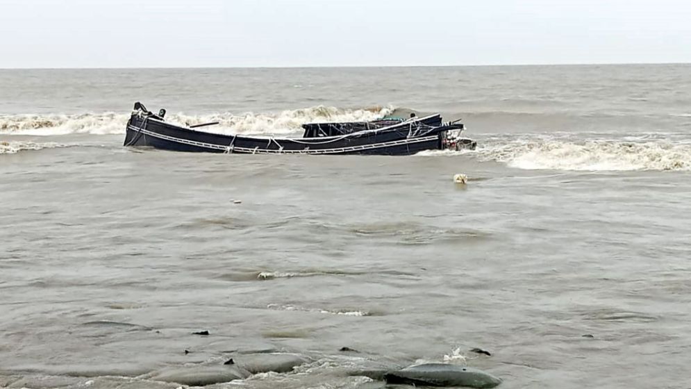 ভেসে আসা ট্রলার। ছবি: যুগান্তর