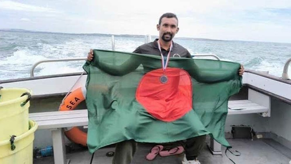 ইংলিশ চ্যানেল পাড়ি দিলেন হাওড়-বালক হিমেল