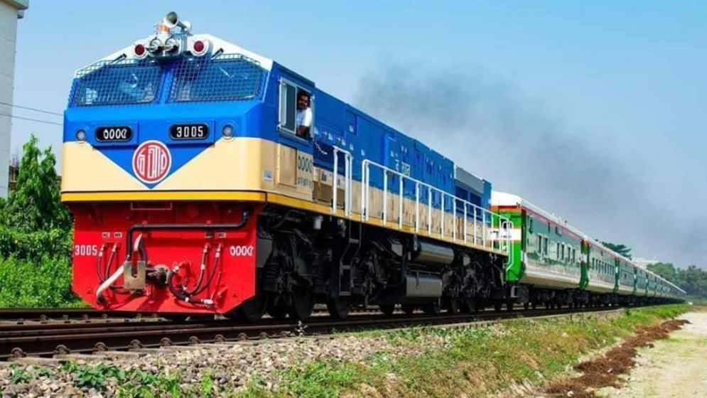 রেললাইনে ভাঙন, রাজশাহীতে আড়াই ঘণ্টা পর ট্রেন চলাচল স্বাভাবিক