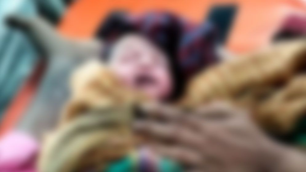 সড়কের পাশে সন্তান জন্ম দিলেন নারী