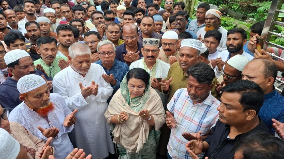 জুলাই আন্দোলনের শহীদ আফিকুল ইসলাম সাদের প্রথম মৃত্যুবার্ষিকীতে কবর জিয়ারতকালে। ছবি: যুগান্তর