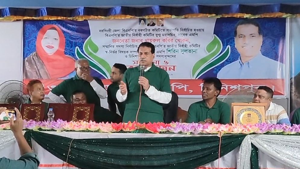 সংবর্ধনা ও বনভোজন অনুষ্ঠানে প্রধান অতিথির বক্তব্য রাখছেন খায়রুল কবির খোকন। ছবি: যুগান্তর