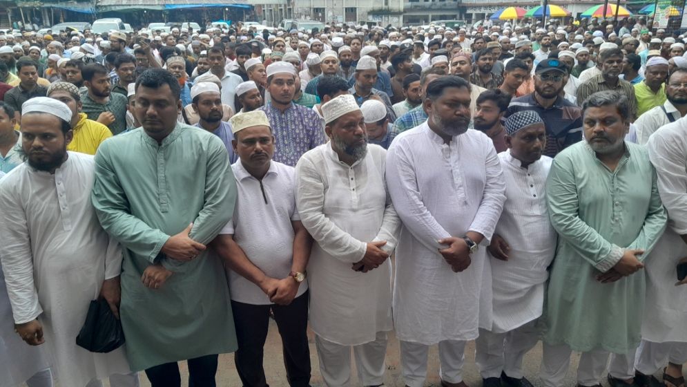জানাজার আগের চিত্র। ছবি: যুগান্তর