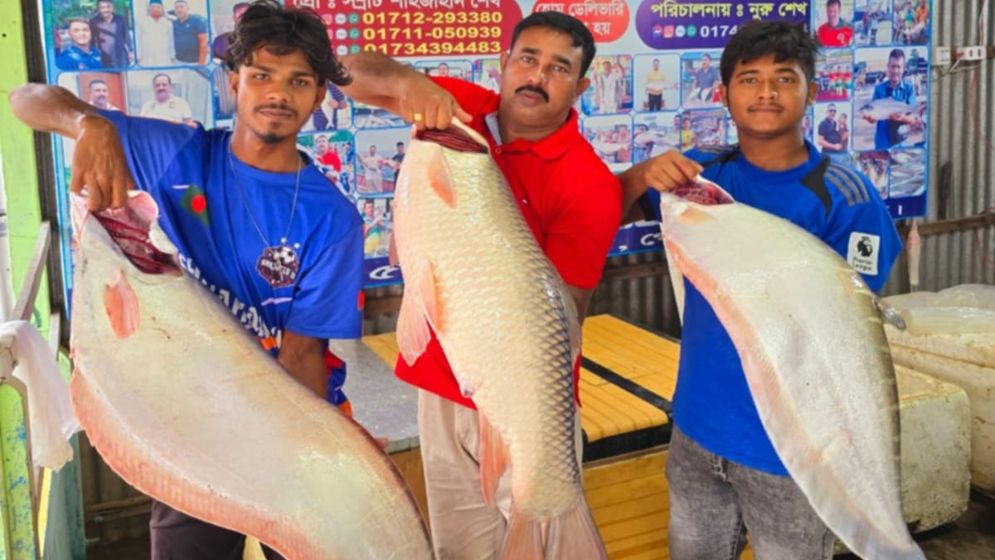 মাছ তিনটিসহ ক্রেতা সম্রাট শাহজাহান শেখ। ছবি: যুগান্তর