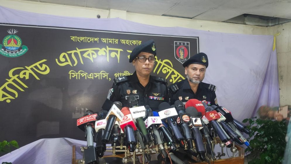 সংবাদ সম্মেলনে