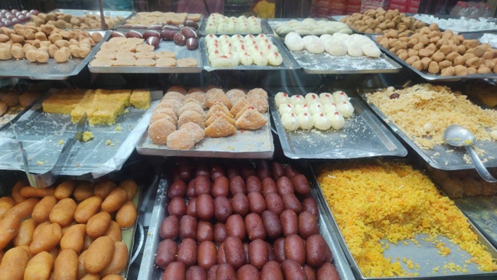 মিষ্টি দোকানের মত রসগোল্লা বাড়িতে বানিয়ে ফেলুন খুব সহজে