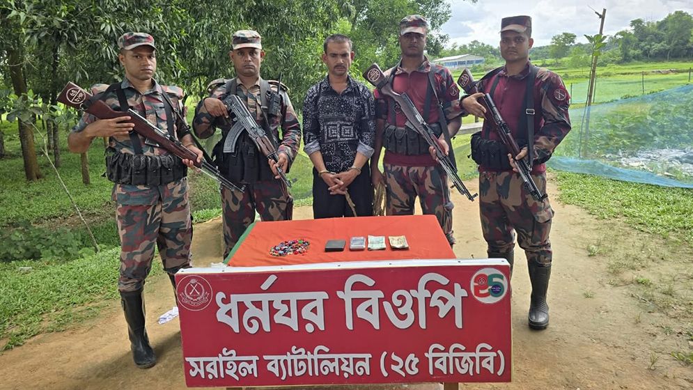 ভারত থেকে ফেরার পথে সীমান্তে বাংলাদেশি ব্যবসায়ী আটক