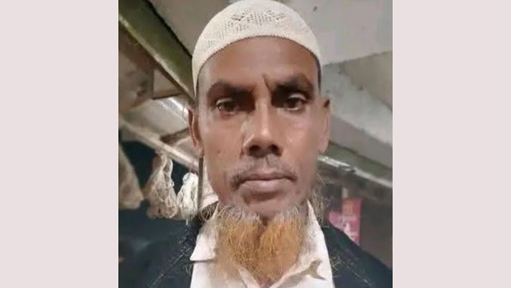 কৌশলে ঘরে ঢুকে একজনকে কুপিয়ে হত্যা, পালিয়ে বাঁচলেন স্ত্রী