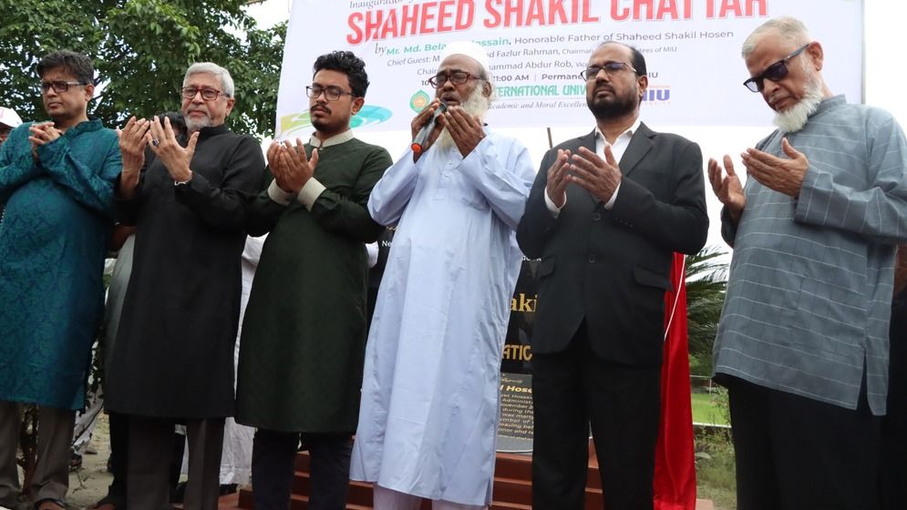 অনুষ্ঠানে প্রধান উপদেষ্টার প্রেস সচিব শফিকুল আলমসহ অথিতিবৃন্দ। ছবি: সংগৃহীত