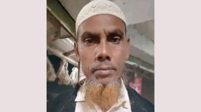 কৌশলে ঘরে ঢুকে একজনকে কুপিয়ে হত্যা, পালিয়ে বাঁচলেন স্ত্রী