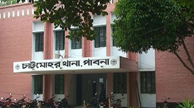 নিজেই নিজের গলা কাটলেন বৃদ্ধা!