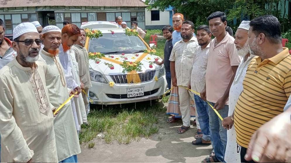 ৩৩ বছর ইমামতির পর ফুল সজ্জিত গাড়িতে ইমামের রাজকীয় বিদায়