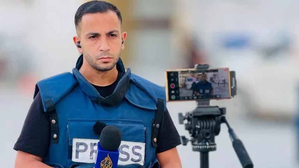 ক্যামেরা বেঁচে শিশুদের রুটির ব্যবস্থা করছেন গাজার সাংবাদিকরা