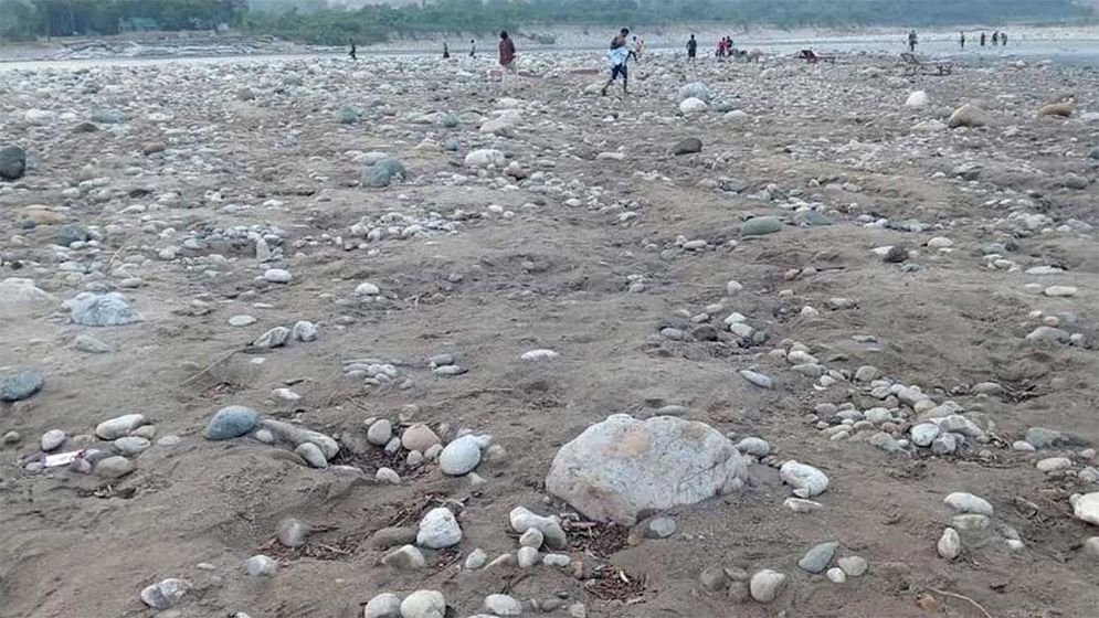 বিরামহীনভাবে চলছে সাদাপাথর পর্যটনকেন্দ্রের পাথর লুট