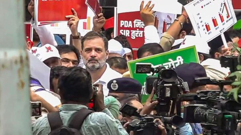 যে কারণে রাহুল-প্রিয়াঙ্কাসহ এমপিদের আটক করল দিল্লি পুলিশ