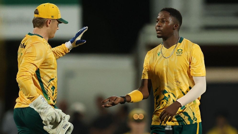 এক ম্যাচে জোড়া কীর্তি মাফাকার, পেছনে ফেললেন পারনেল-শাদাবকে