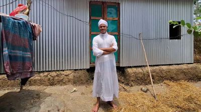 লাইভ চলাকালে ইউটিউবারকে সাপের দংশন, অতঃপর...