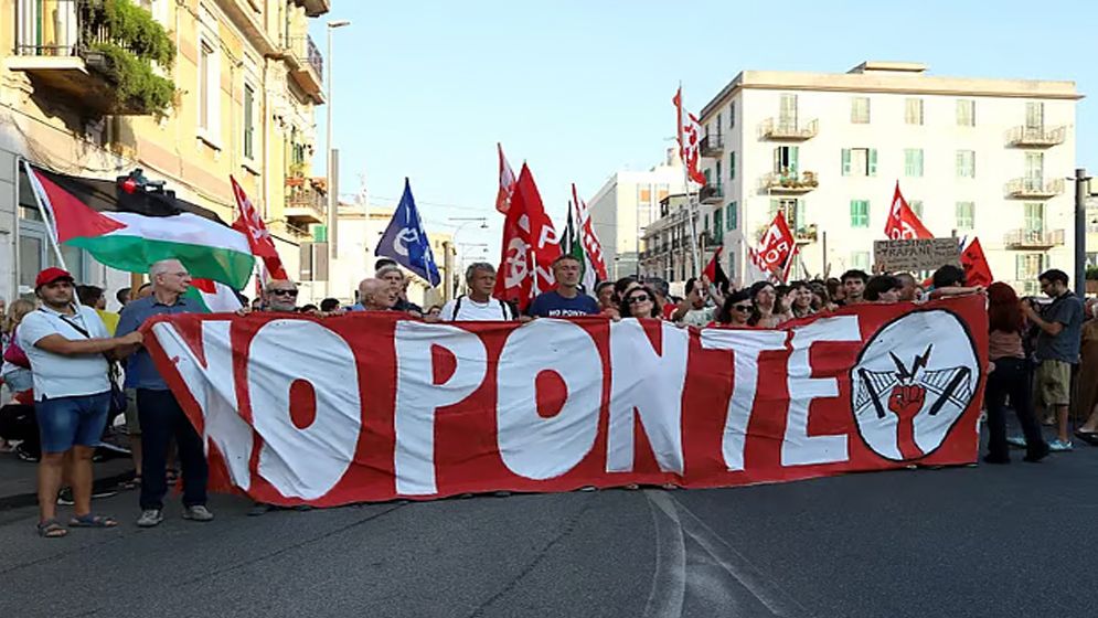 ইতালিতে সেতু বানানোর প্রতিবাদে বিক্ষোভ