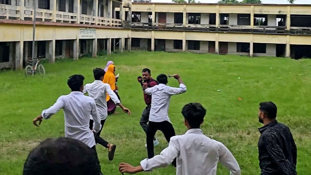 ৪১ শিক্ষার্থীকে বেত্রাঘাতে আহত ৪, সাংবাদিকদের হাতুড়িপেটা