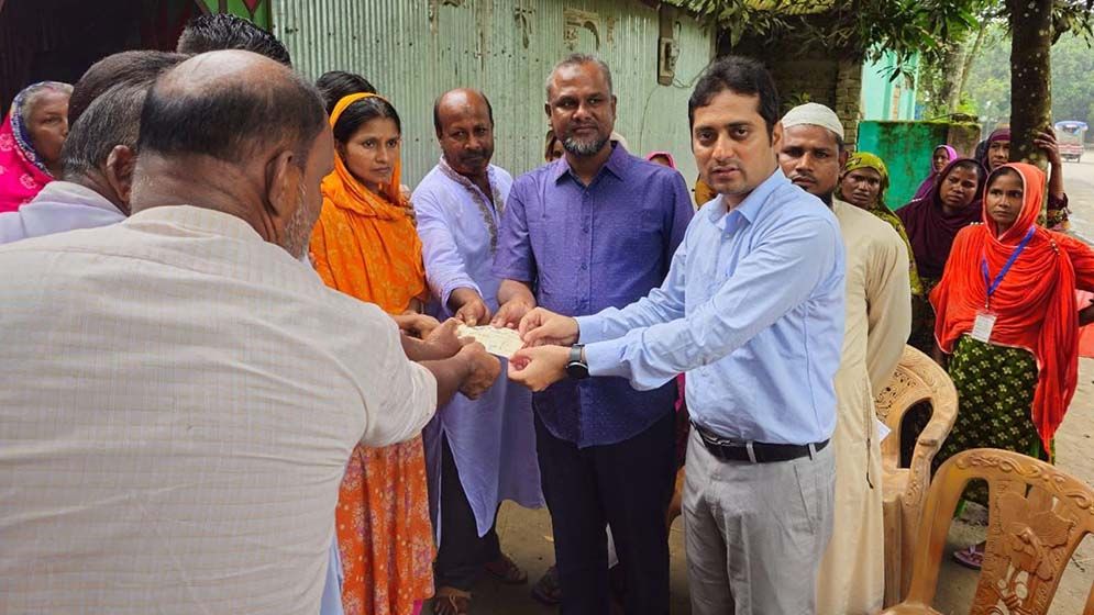 গণপিটুনিতে নিহত রুপনালের মেয়ের বিয়ের জন্য এক লাখ টাকা দিলেন ইউএনও