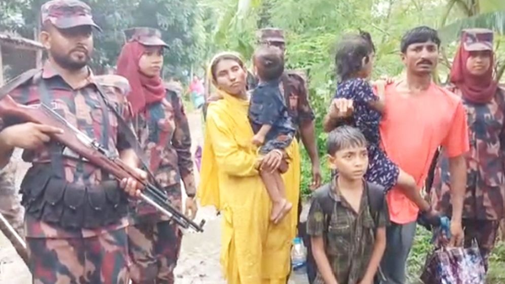 আটক ৫ বাংলাদেশিকে ফেরত দিল বিএসএফ