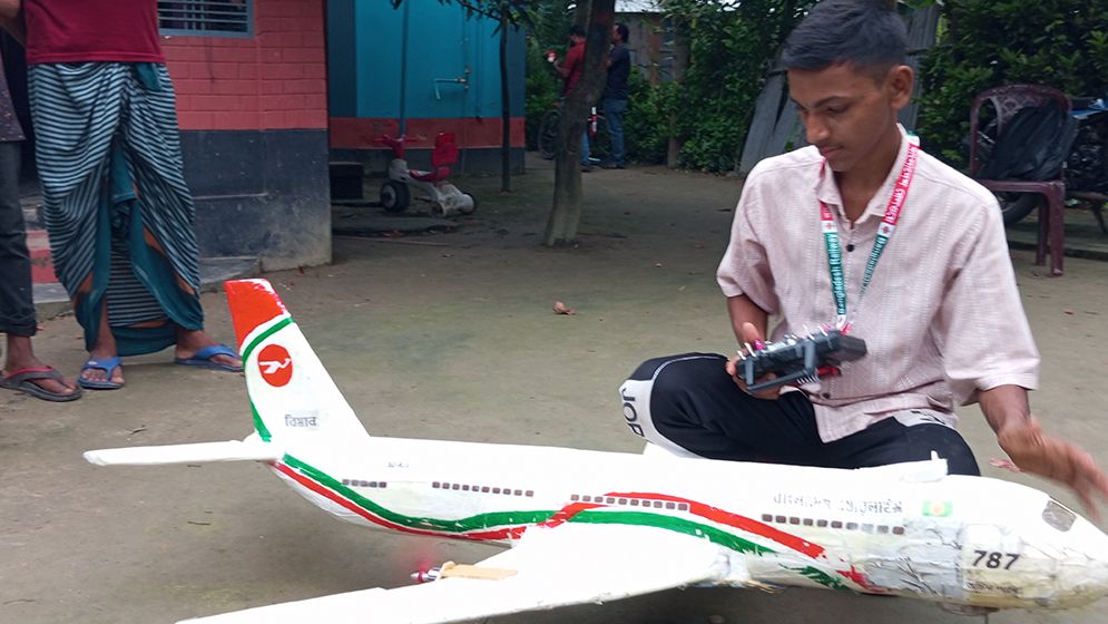 রাজবাড়ীতে নিজের তৈরি উড়োজাহাজ উড়িয়ে সাড়া ফেলেছে কিশোর রাহুল