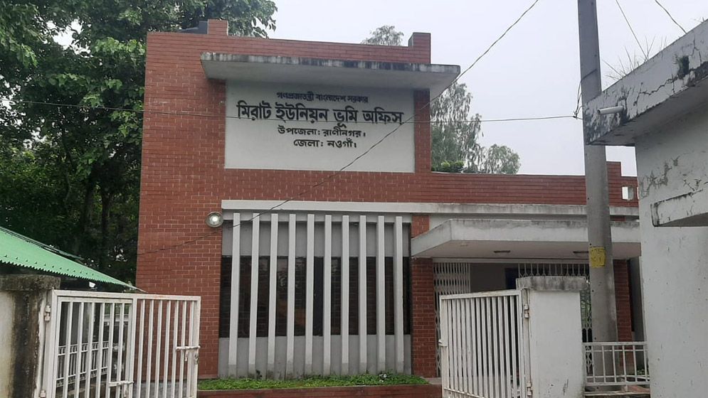 ঘুস দিলে কাজ হয় না দিলে হয়রানি