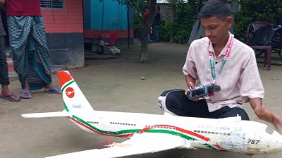 রাজবাড়ীতে নিজের তৈরি উড়োজাহাজ উড়িয়ে সাড়া ফেলেছে কিশোর রাহুল