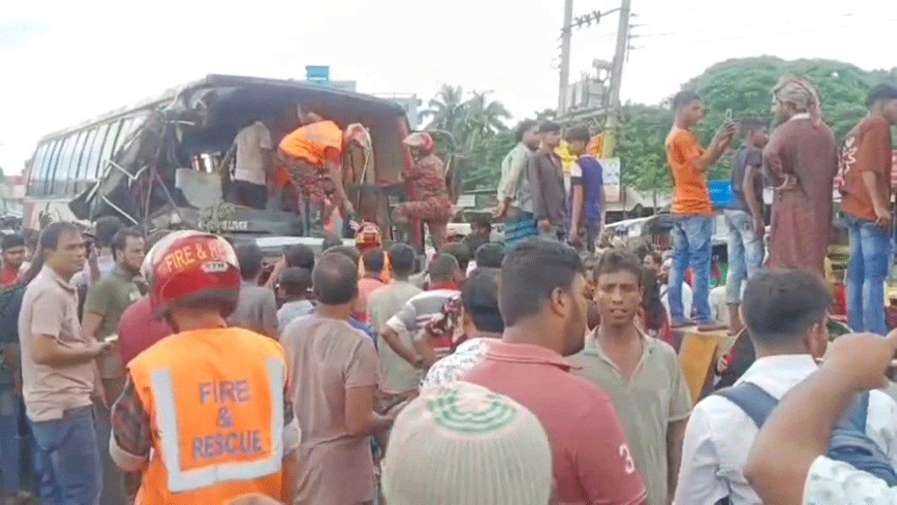 দুই বাসের মুখোমুখি সংঘর্ষে নারীসহ নিহত ৩