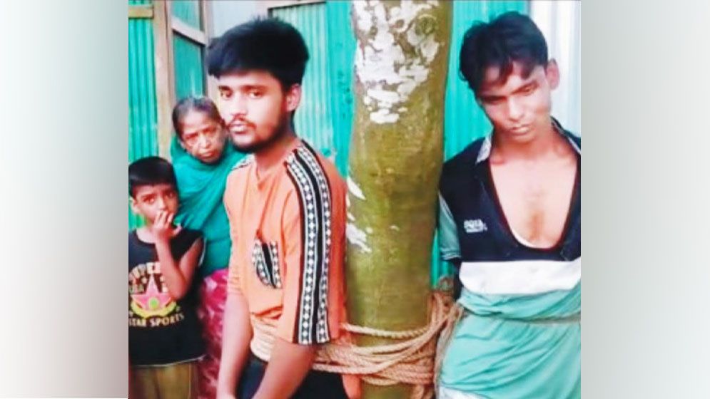 মোবাইল চুরির অভিযোগে ২ তরুণকে গাছে বেঁধে নির্যাতন, ভিডিও ভাইরাল