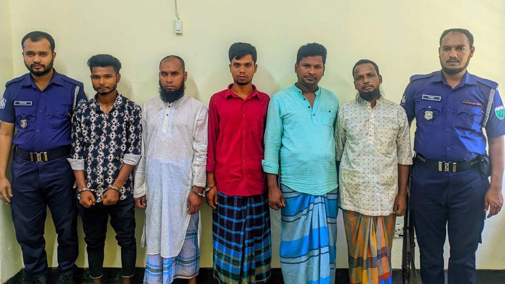 সিলেটের ভোলাগঞ্জে পাথর লুটের ঘটনায় ৫ জন আটক