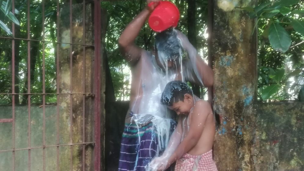 স্ত্রীর সঙ্গে বিচ্ছেদের পর স্বামী-সন্তানের দুধ দিয়ে গোসল
