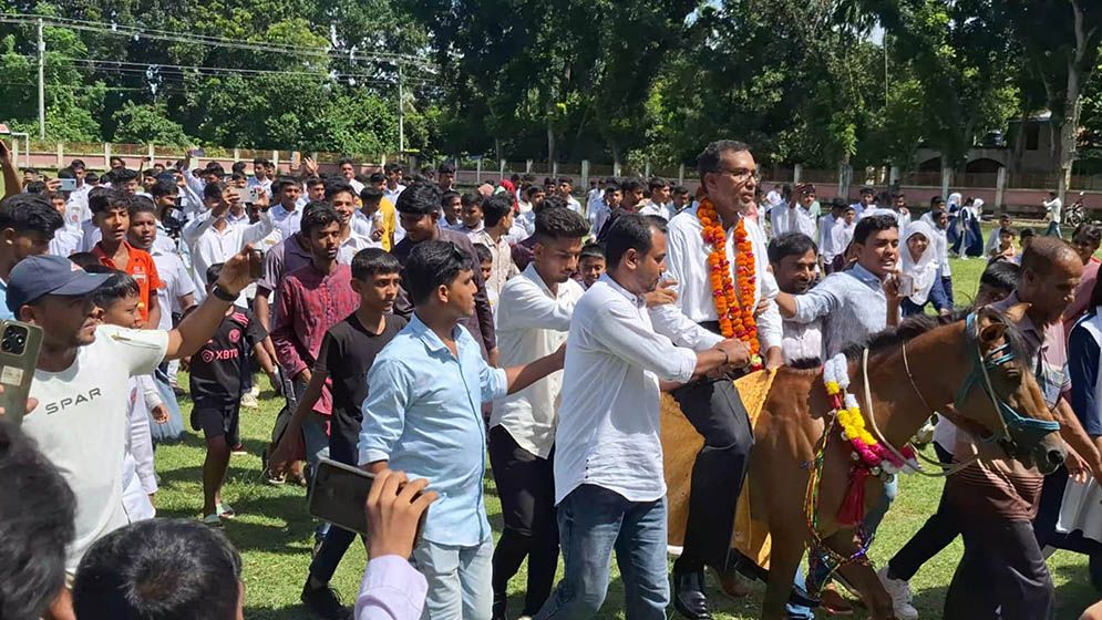 ঘোড়ায় চড়িয়ে প্রধান শিক্ষক আবদুর রাজ্জাককে ‘রাজকীয়’ বিদায়