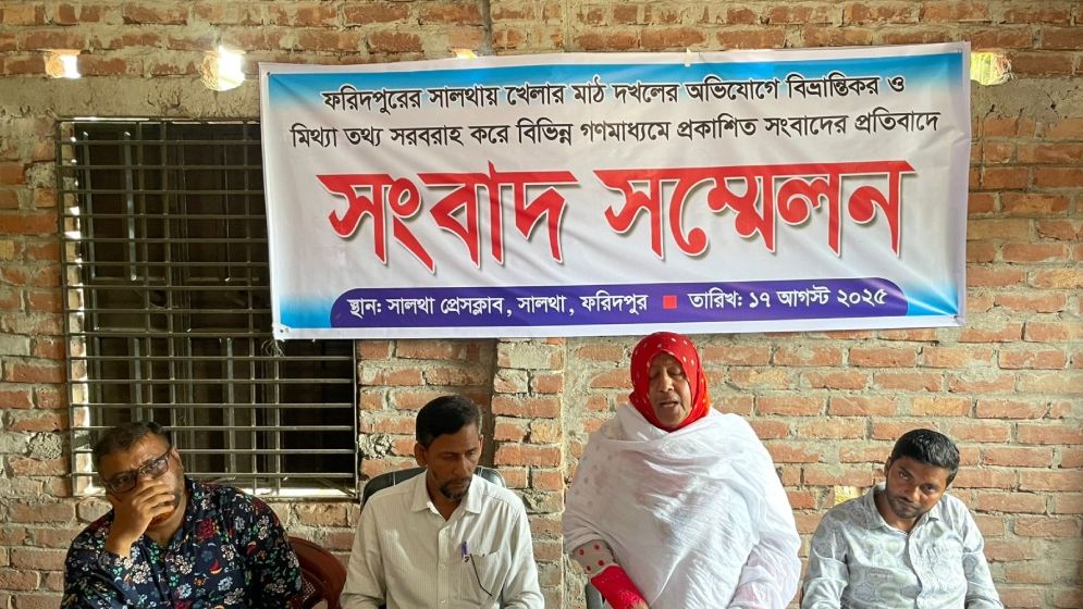 সংবাদ সম্মেলন করছেন ভুক্তভোগী নিলুফা ইয়াসমিন। ছবি: যুগান্তর