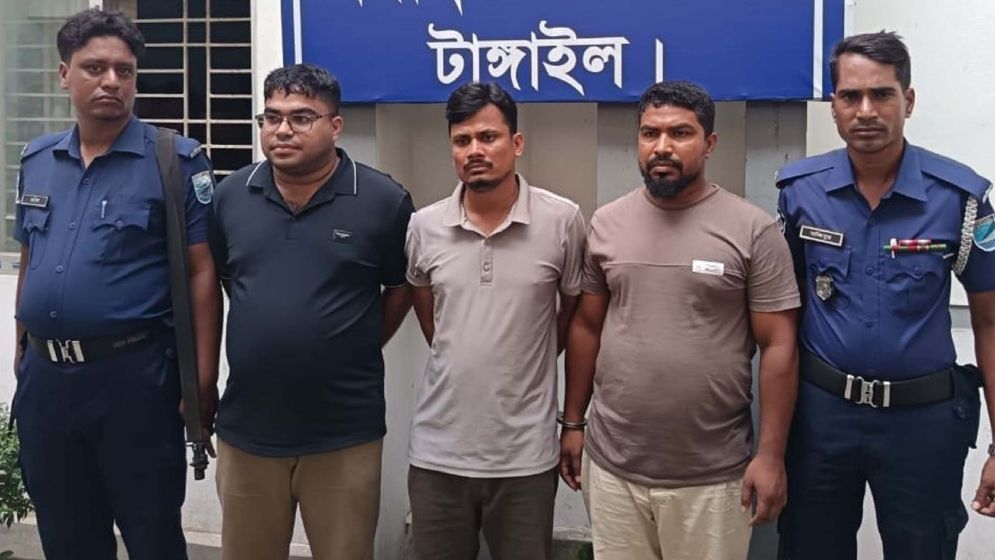 গ্রেফতাররা। ছবি: যুগান্তর
