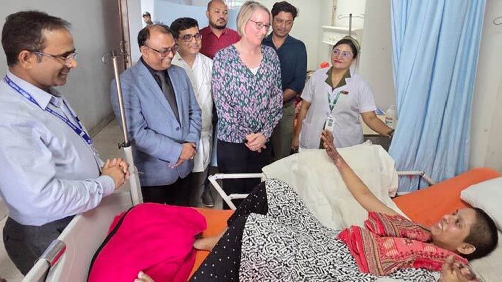 আহতদের দেখতে হাসপাতালে ব্রিটিশ হাইকমিশনার